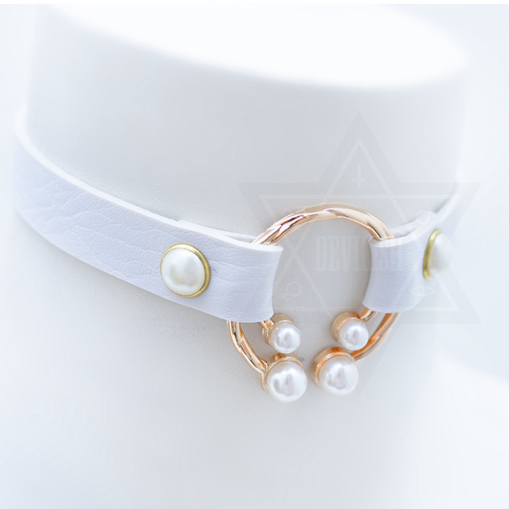 Pillow talk choker*
